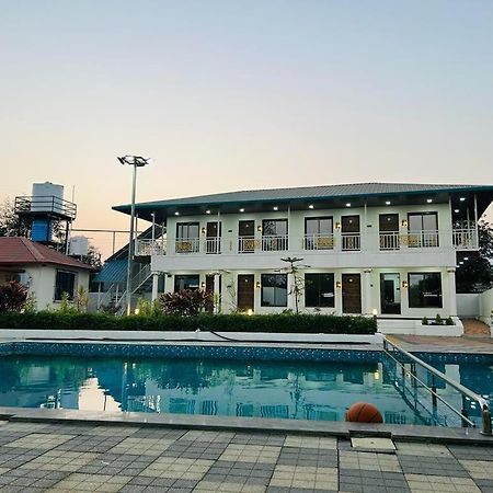 The Village Resorts Karjat Esterno foto